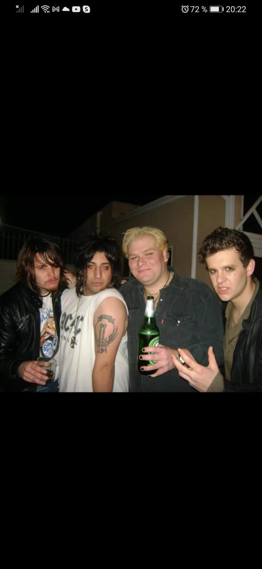 Goldstein Temu, banda de hard rock en vivo.